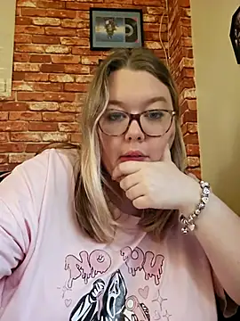 Sexycurvyemilyy nude live chat in sexy room