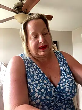 SexySizeddMILF nude live chat in sexy room