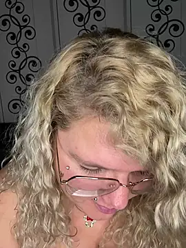 CurvyAnonymousGirl89 nude live chat in sexy room