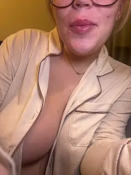 LillyUK nude live chat in sexy room