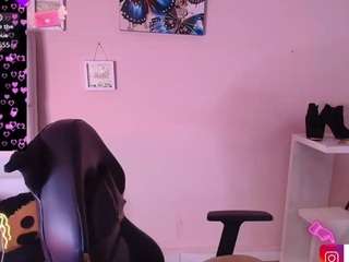 Emiily-Gomez nude in hot sex Live chat