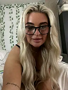 CurvyGxxx nude live chat in sexy room