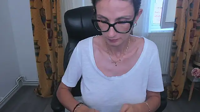 NaughtyWifey1 nude live chat in sexy room