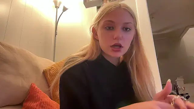 Trixibby19 nude live chat in sexy room