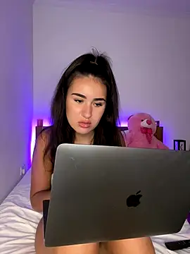 Sarahsparkles20 nude live chat in sexy room