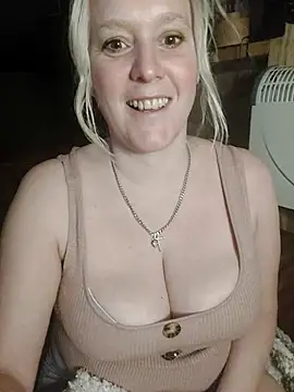 Bouncy-Bella28X nude live chat in sexy room
