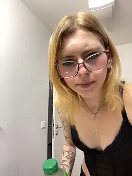 Milly-Kiss nude live chat in sexy room
