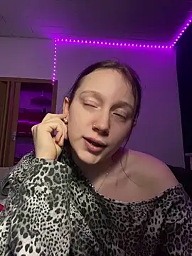 YoungLisaa18 nude live chat in sexy room