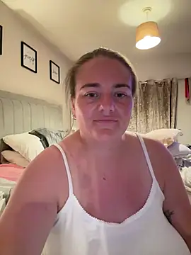 Bustygem_ nude live chat in sexy room